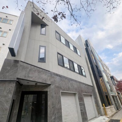 高槻市駅前に建つ鉄骨造3階建てのテナントビル外観。1階部分をタイル張りとし、高級感と耐久性を確保し