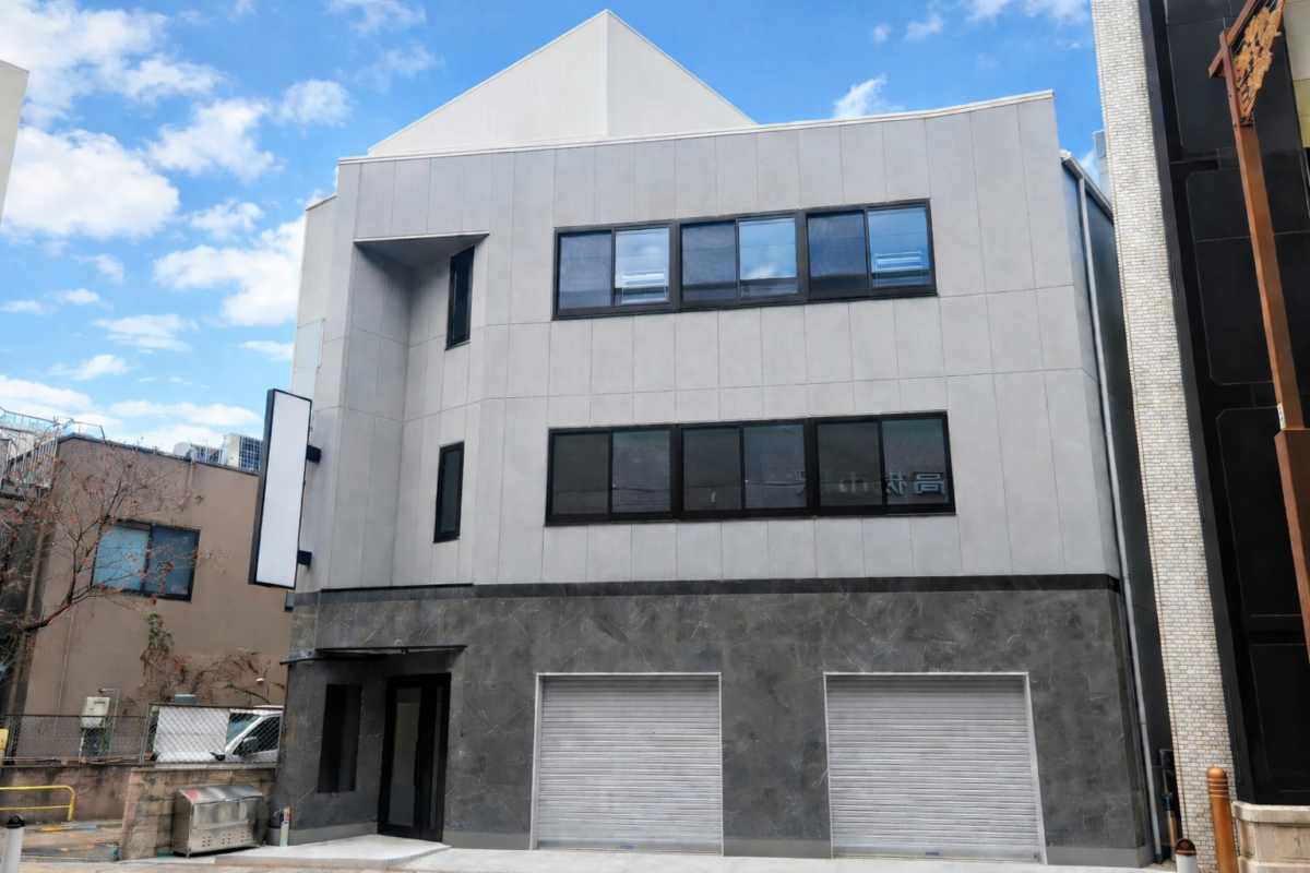 高槻市駅前に建つ鉄骨造3階建てのテナントビル外観。1階部分をタイル張りとし、高級感と耐久性を確保し