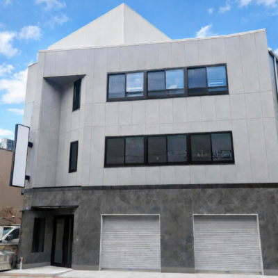 高槻市駅前に建つ鉄骨造3階建てのテナントビル外観。1階部分をタイル張りとし、高級感と耐久性を確保し