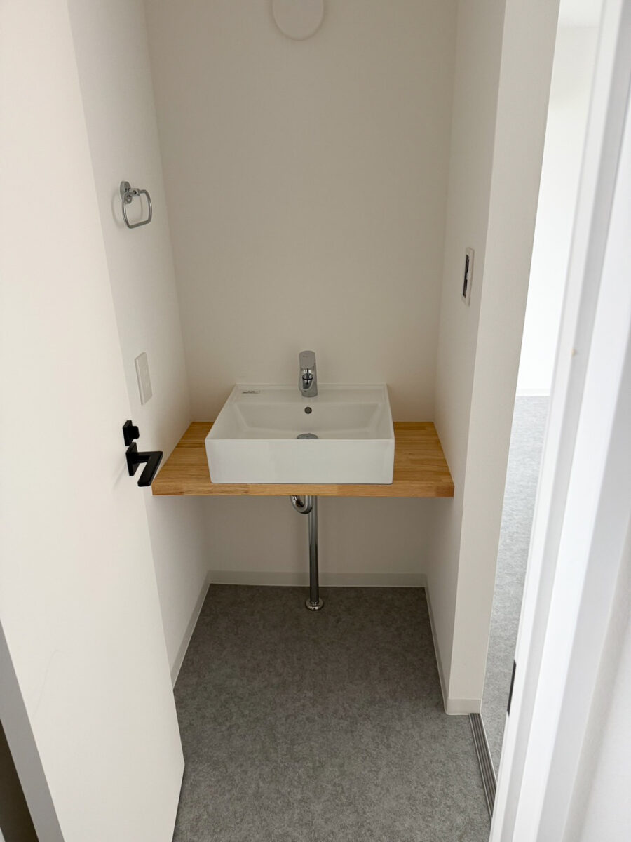 高槻市駅前に完成した鉄骨造3階建てテナントビル｜内装はシンプルで使い勝手良く