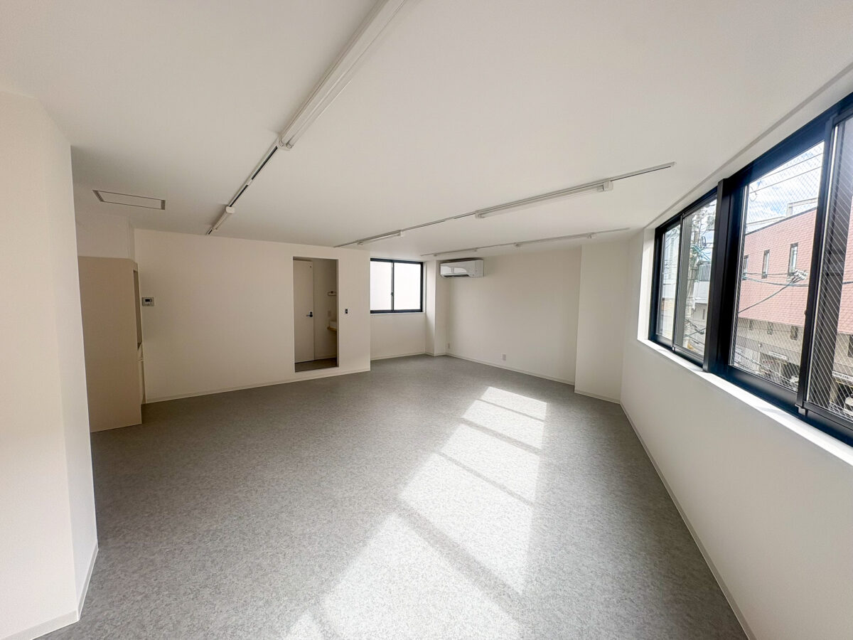 高槻市駅前に完成した鉄骨造3階建てテナントビル｜内装はシンプルで使い勝手良く