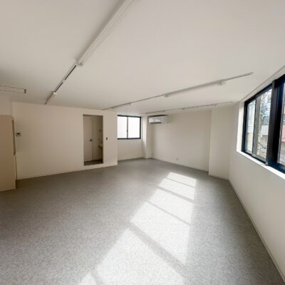 高槻市駅前に完成した鉄骨造3階建てテナントビル｜内装はシンプルで使い勝手良く