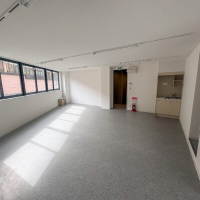 高槻市駅前に完成した鉄骨造3階建てテナントビル｜内装はシンプルで使い勝手良く