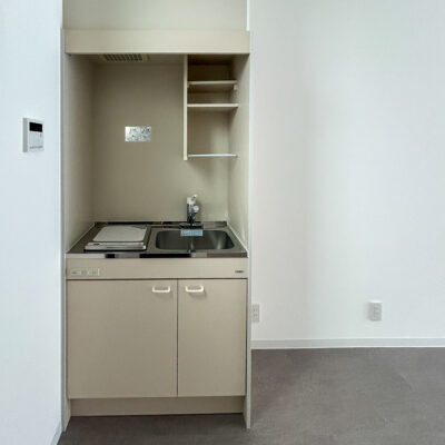 東大阪市高井田中に建つ木造2階建ての駐車場付きテナント事務所ビル外観。外壁にKMEWフィエルテを採用し、倉庫と事務所を併設した施工事例。